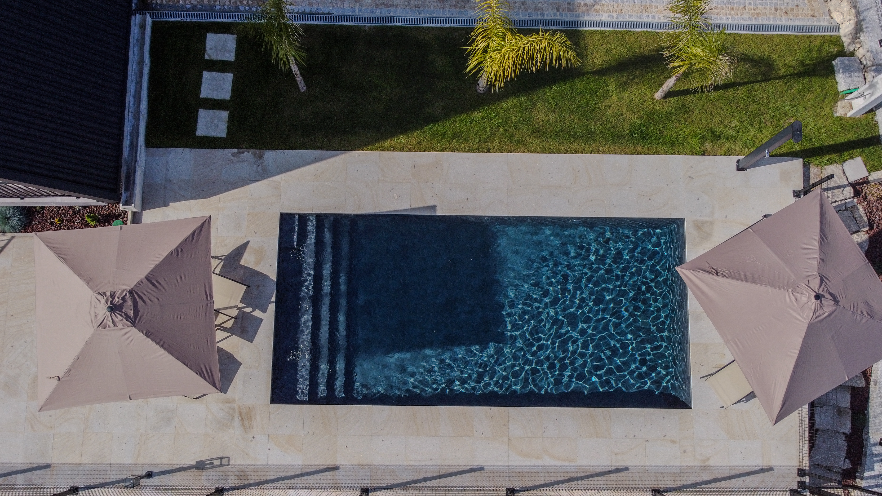 Piscina vista de cima — drone