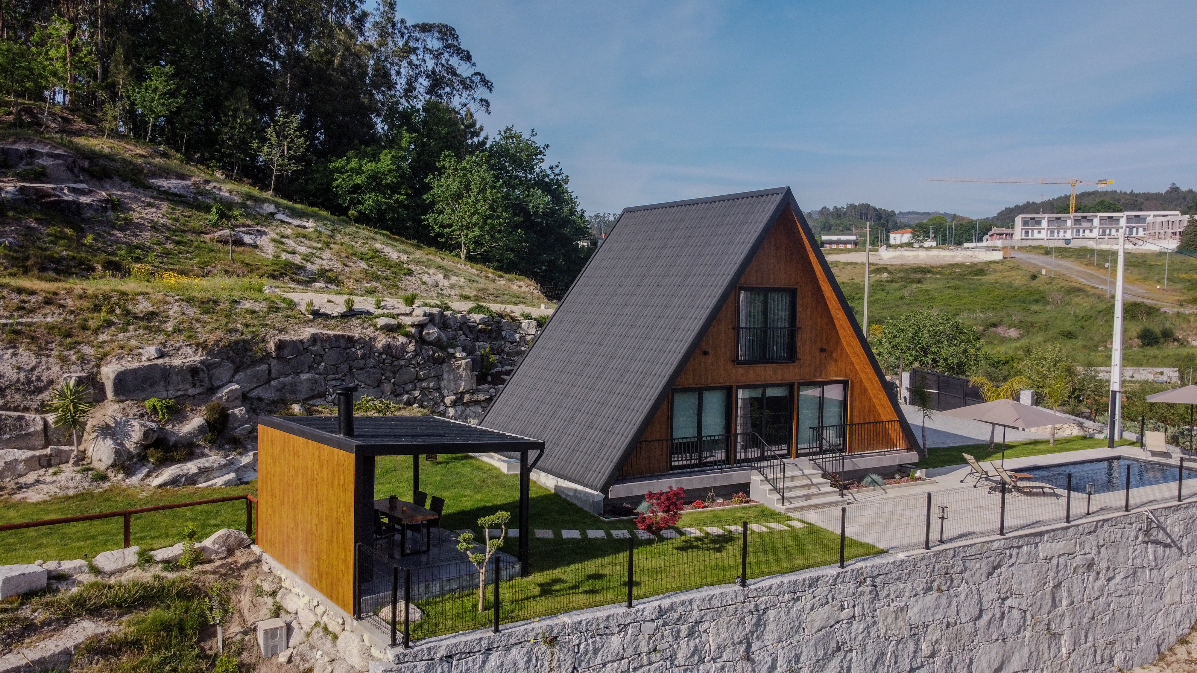 Chalé e jardim — drone