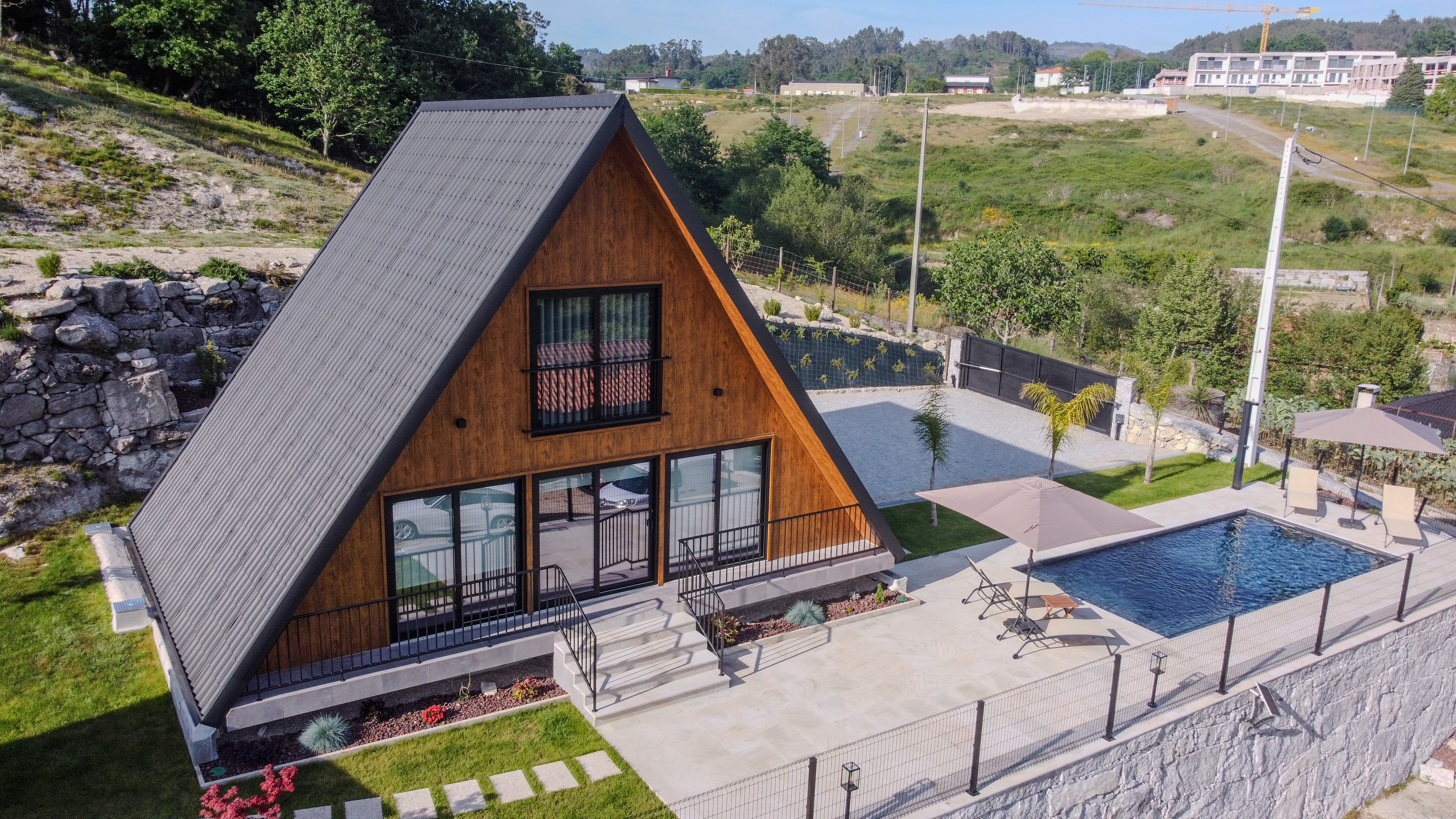 Vista aérea chalé e piscina