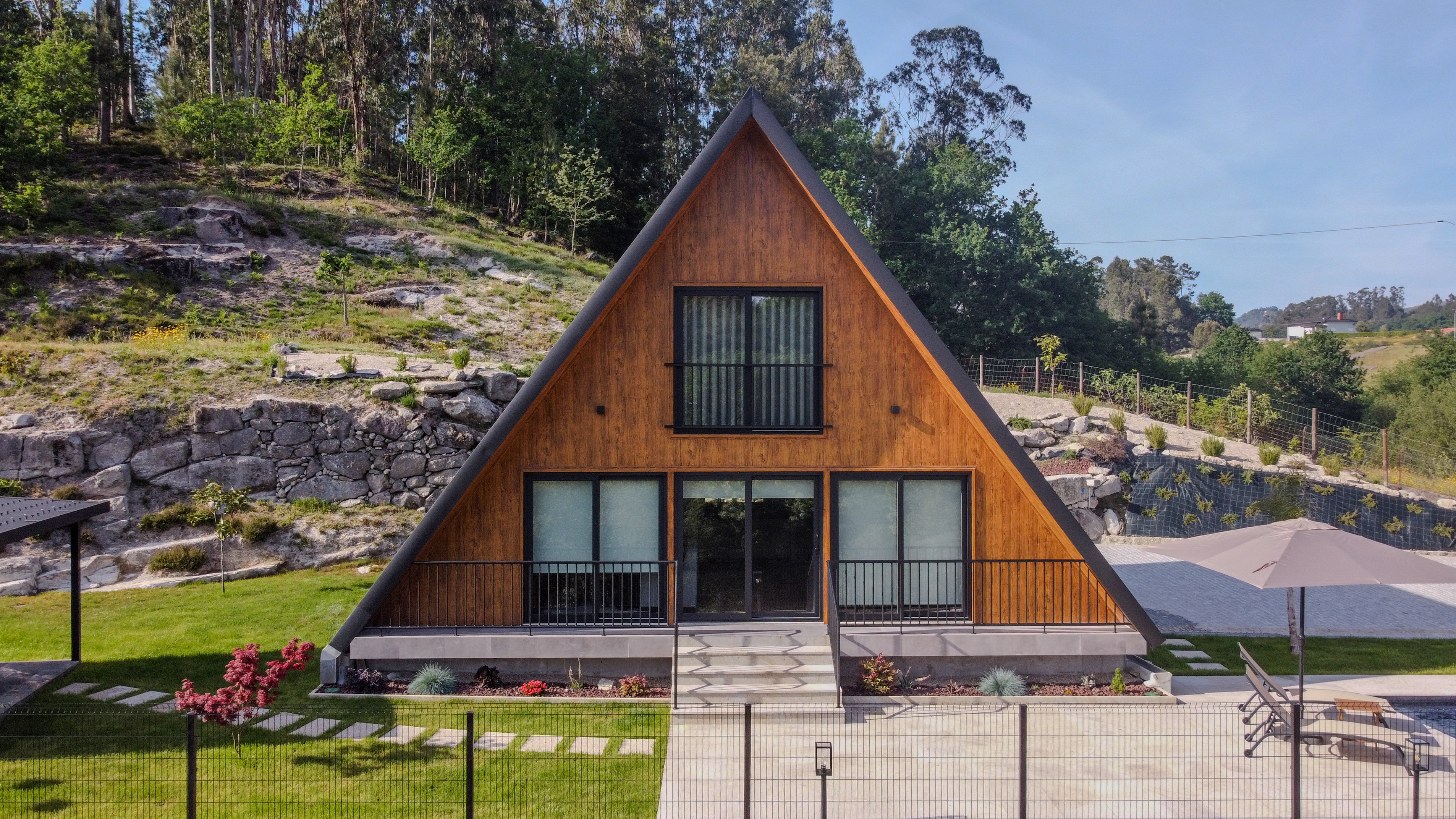 Vista aérea frontal do chalé