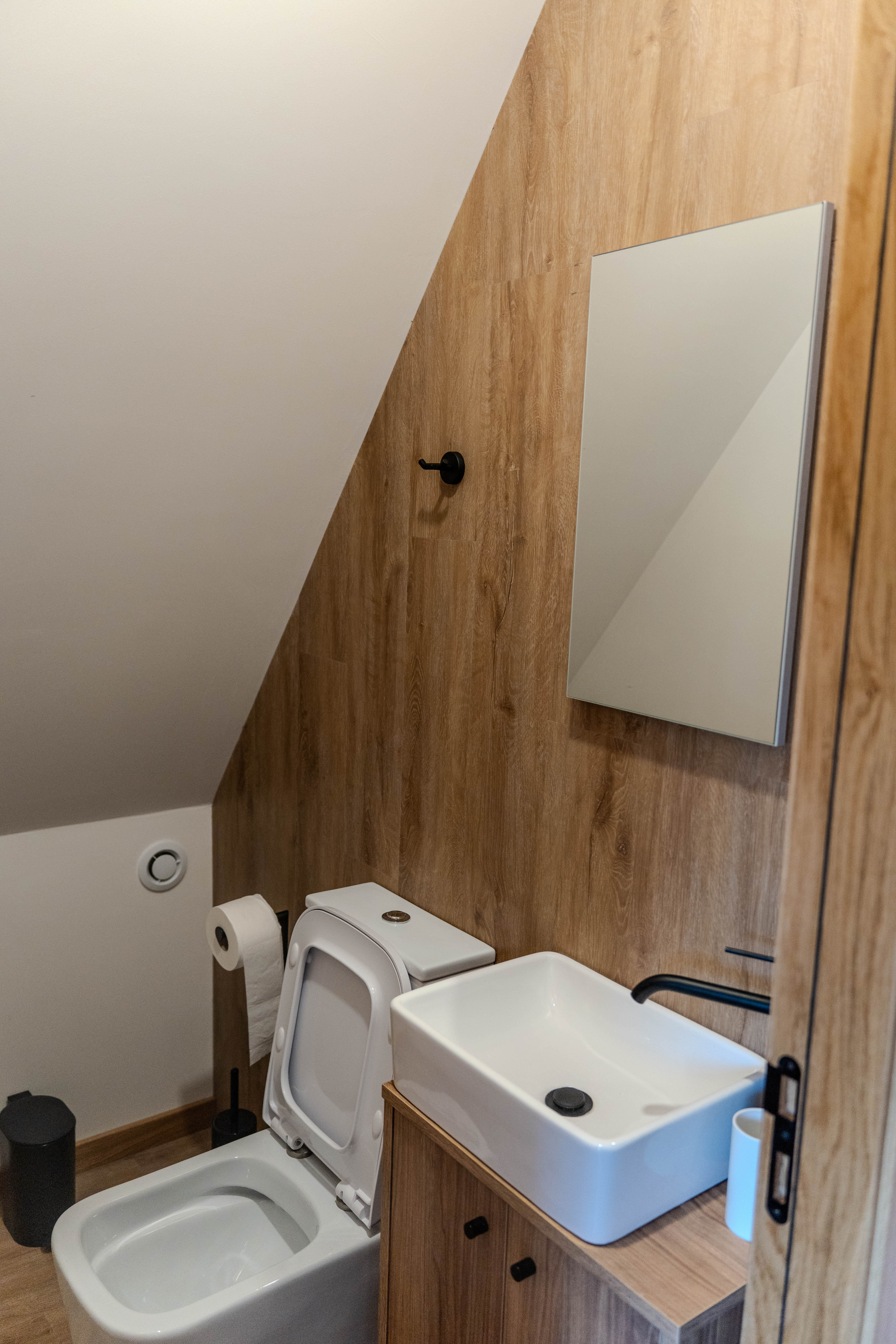 WC em madeira sob escada