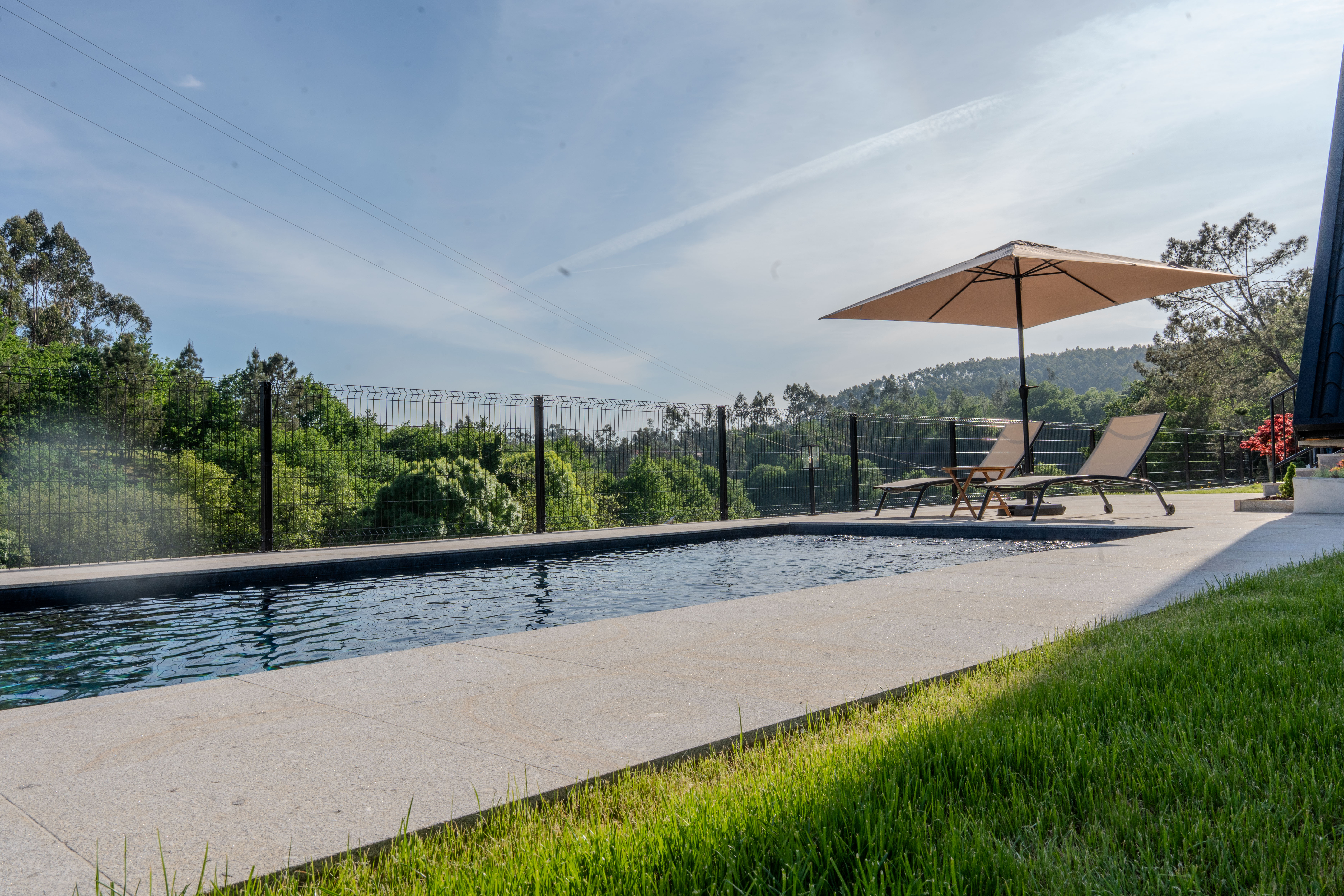 Piscina privada — relvado