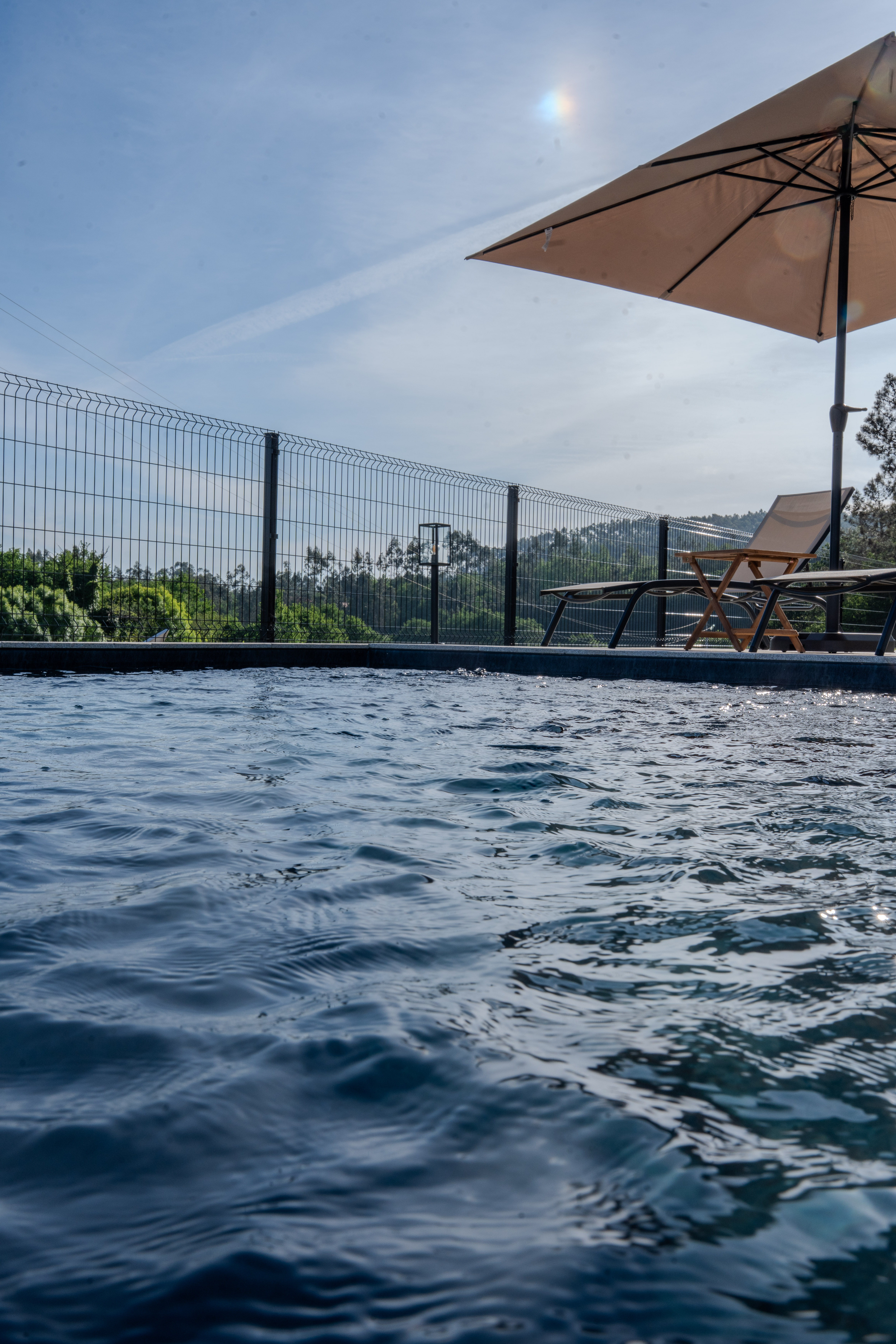 Água da piscina ao nível dos olhos