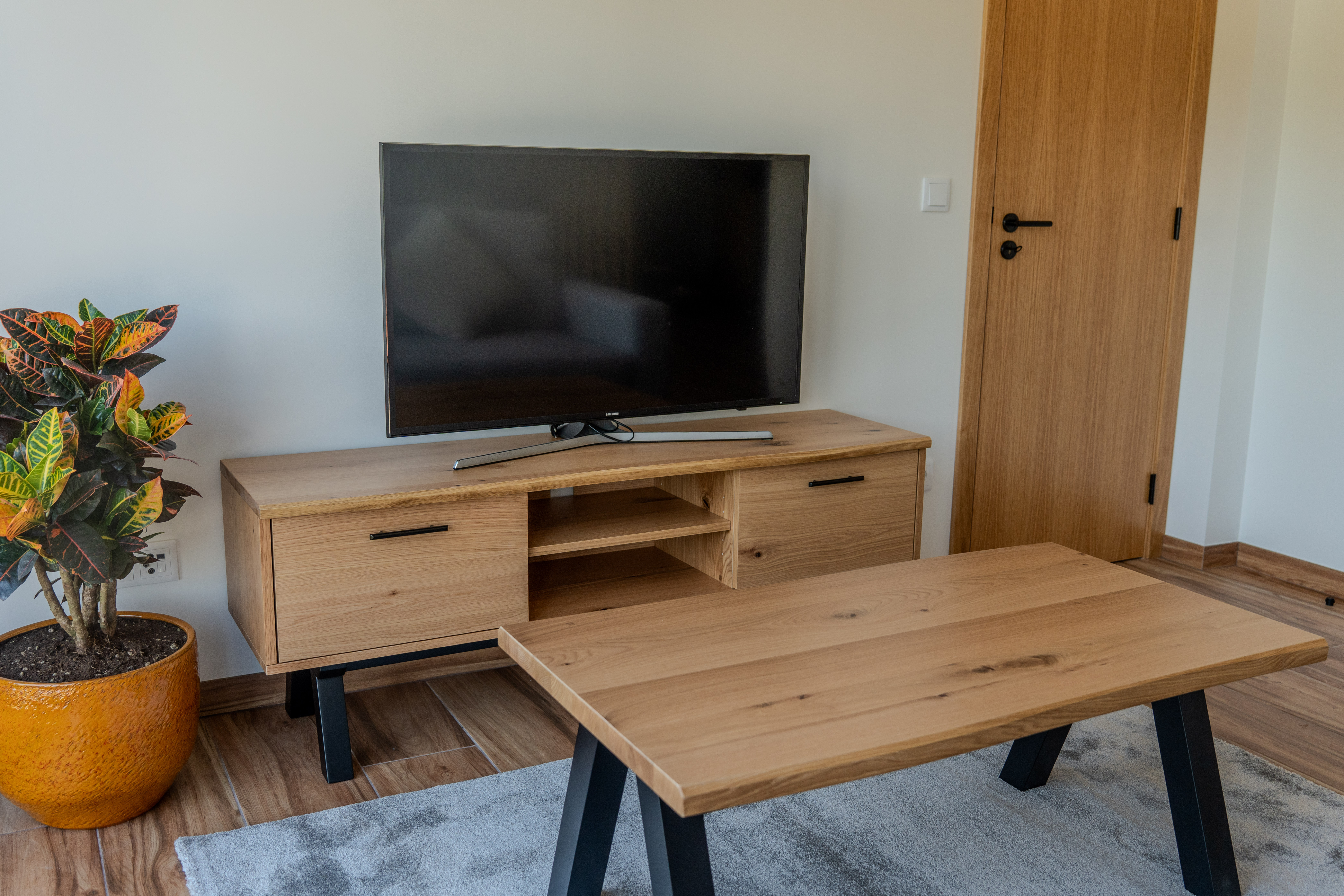Móvel de TV em madeira