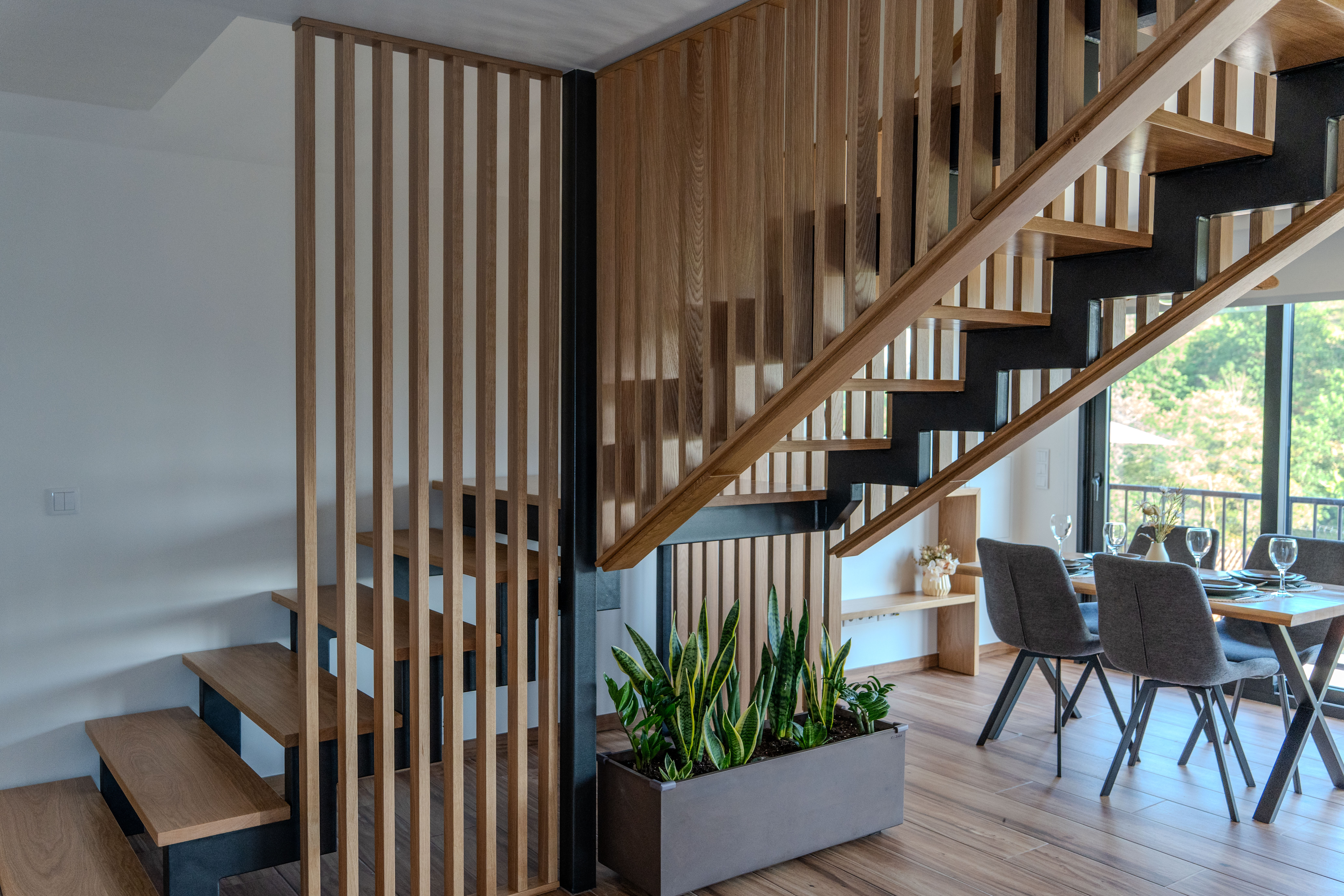 Escadas em madeira e aço — interior