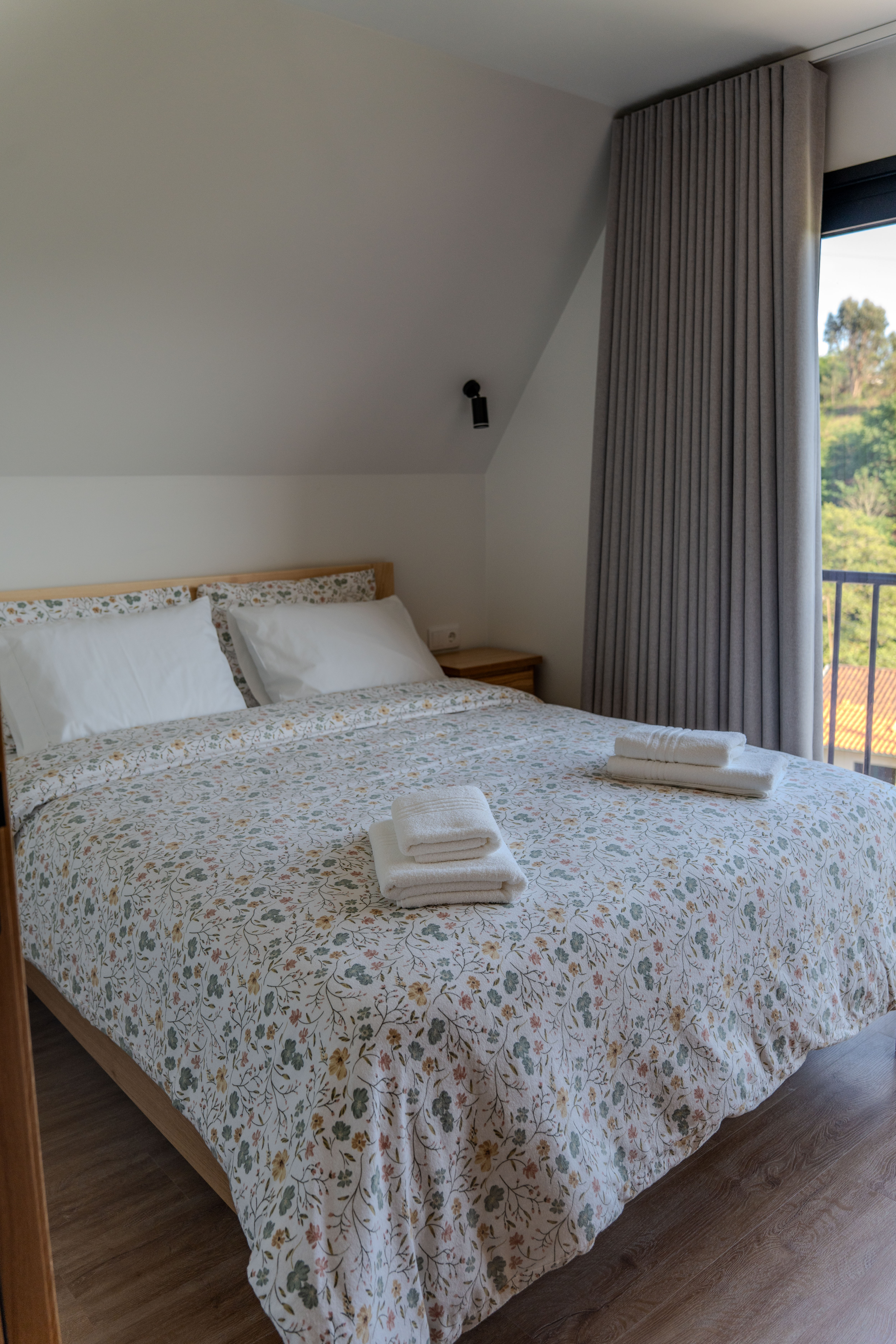 Quarto — cama floral com varanda