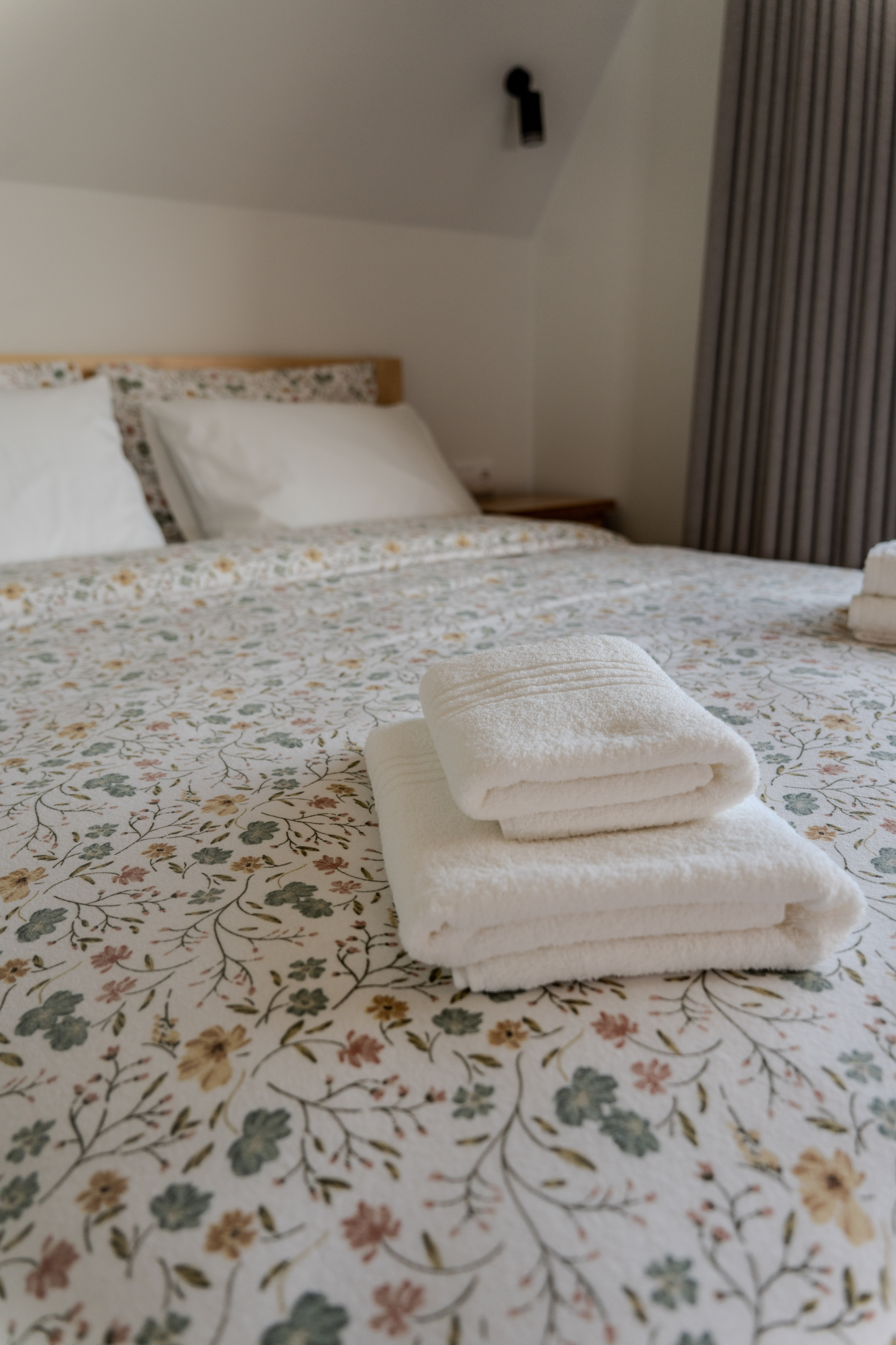 Quarto — detalhe toalhas e roupa de cama