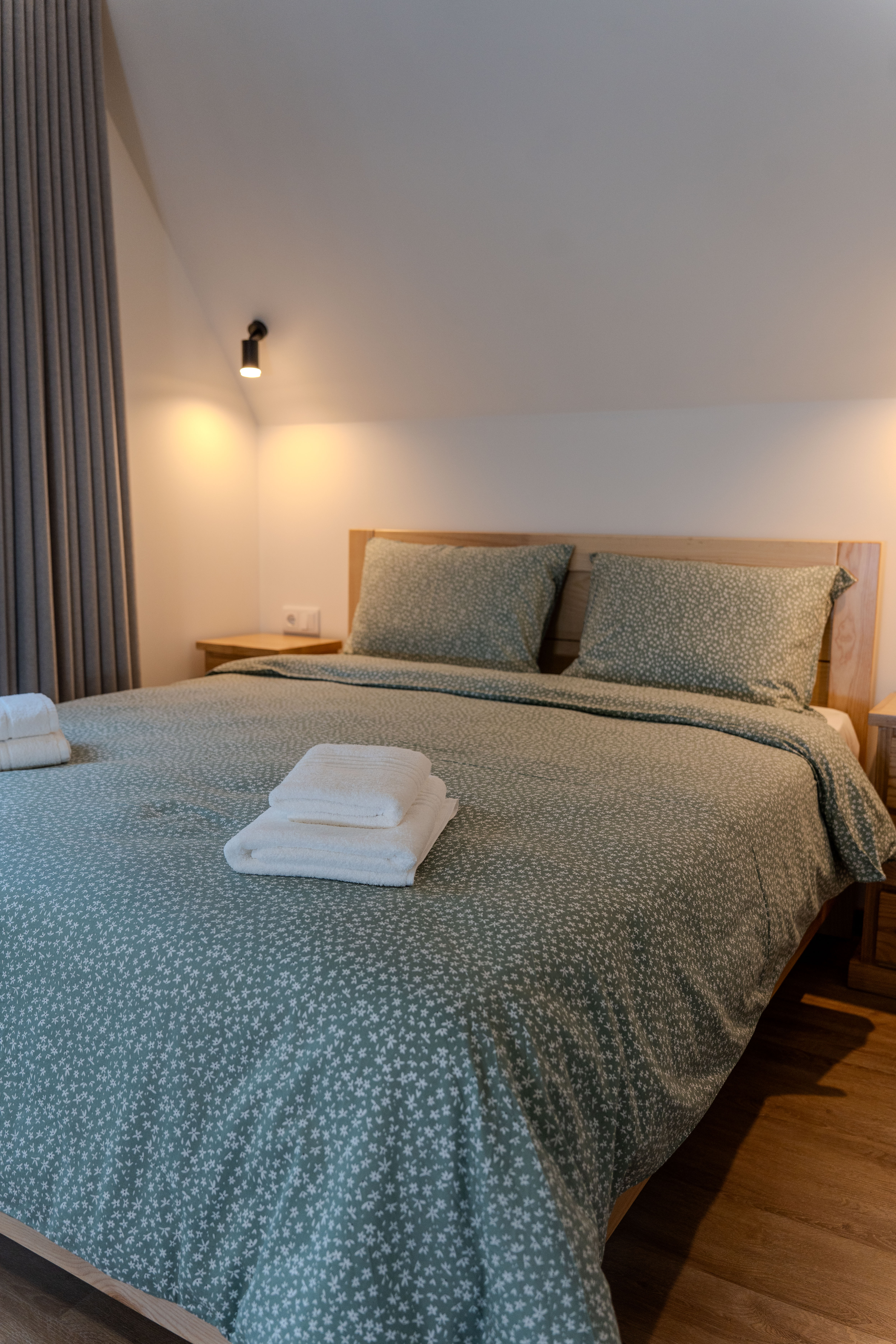 Quarto — cama verde com luz quente