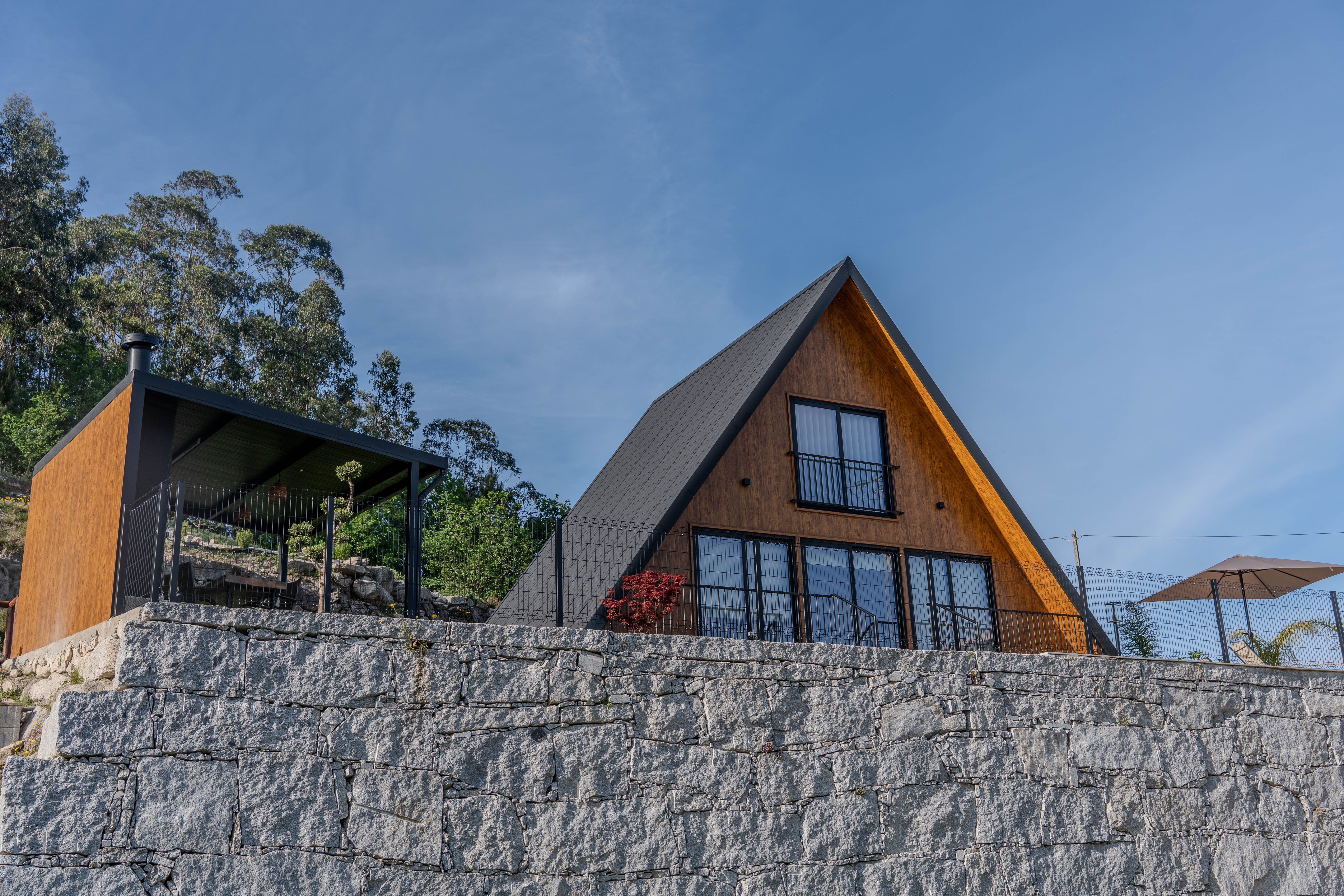 Chalé visto do muro de granito